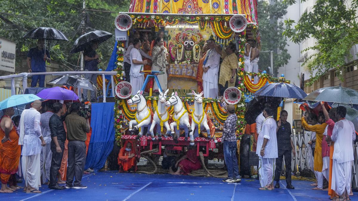 Mamata pulls ropes of chariot at ISKCON Rath Yatra in Kolkata