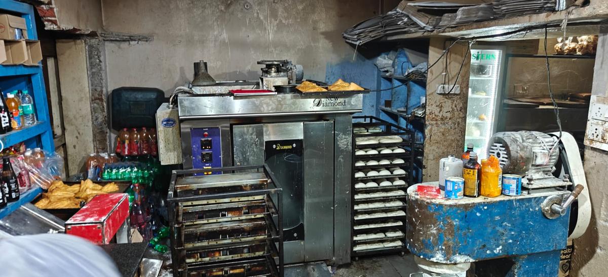 Em uma inspeção separada na Padaria Ganesh Bangalore em Subhash Nagar em Karimnagar, as autoridades de Segurança Alimentar descartaram 20 kg de bolos suspeitos de terem sido preparados com ovos estragados