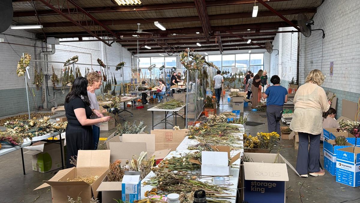 काम पर स्वयंसेवक - एक समय में एक पंखुड़ी, एक बीज, एक फूल। काम पर स्वयंसेवक - एक समय में एक पंखुड़ी, एक बीज, एक फूल।