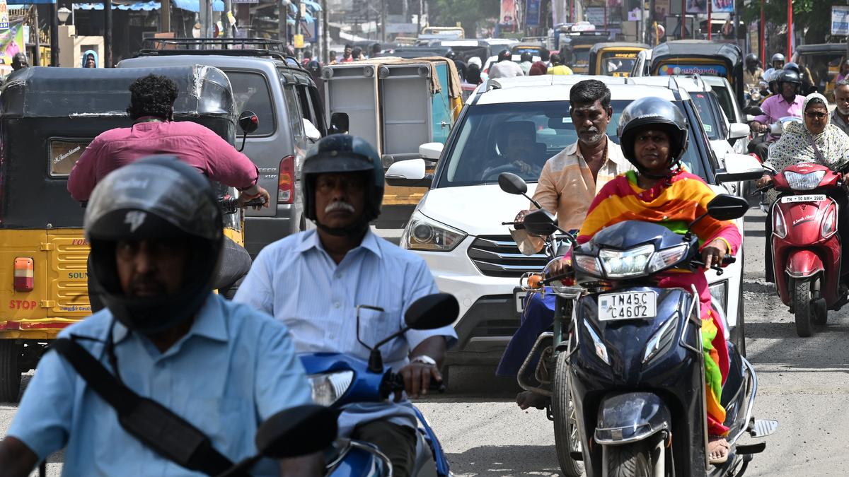 Traffic snarls on Thillai Nagar Main Road in Tiruchi continue unabated