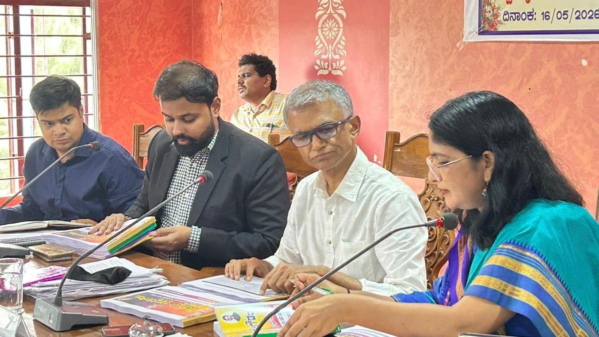 Expedite disposal of applications under Darkhast Podi campaign, Revenue Minister instructs officers