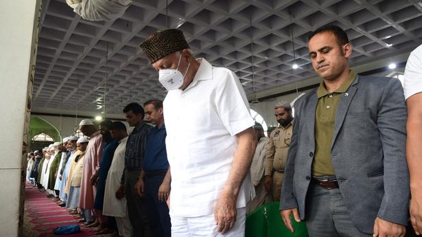 BJP-run J&K Waqf Board bans turban-tying ceremony of political figures at Valley shrines