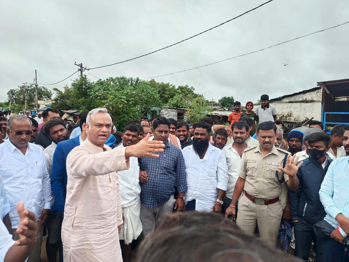 Desenvolvimento rural e ministro de Panchayat Raj e distrito de Kalaburagi, Priyank Kharge, visitou aldeias afetadas por inundações em Chittapur e Kalagi Taluks, no distrito de Kalaburagi, em 27 de setembro de 2025.  