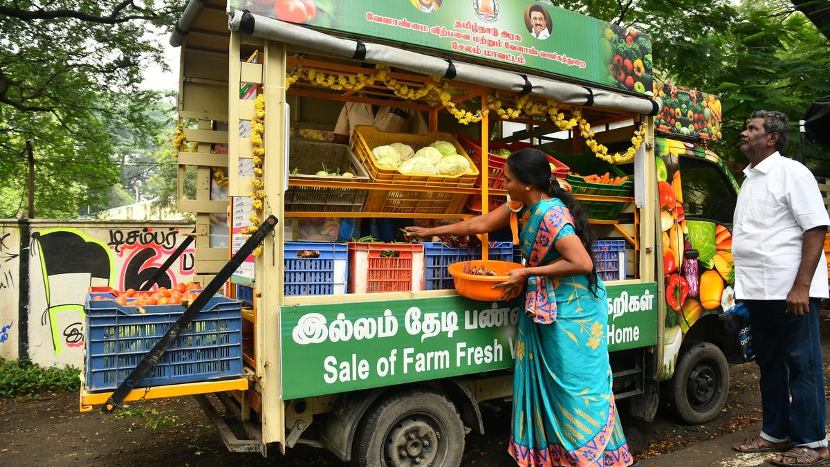 Salem Mayor inspects mobile vegetable vehicles