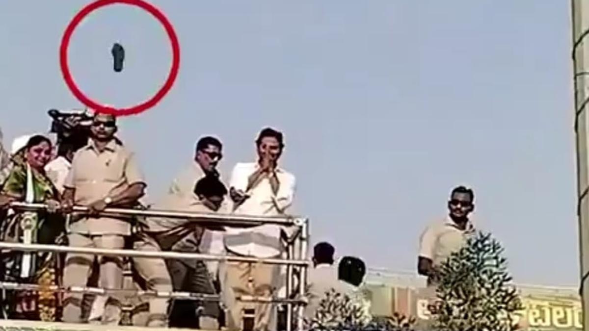 Tension in Gooty after sandal thrown at Jagan’s campaign vehicle