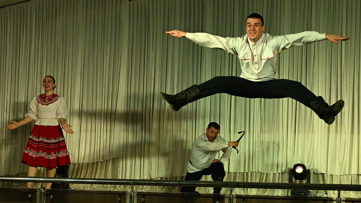 Russian dance troupe thrills audiences with its moves