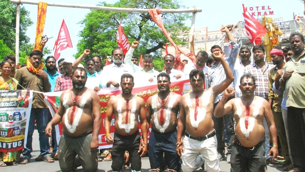 AITUC protests against rising fuel prices in Tirupati