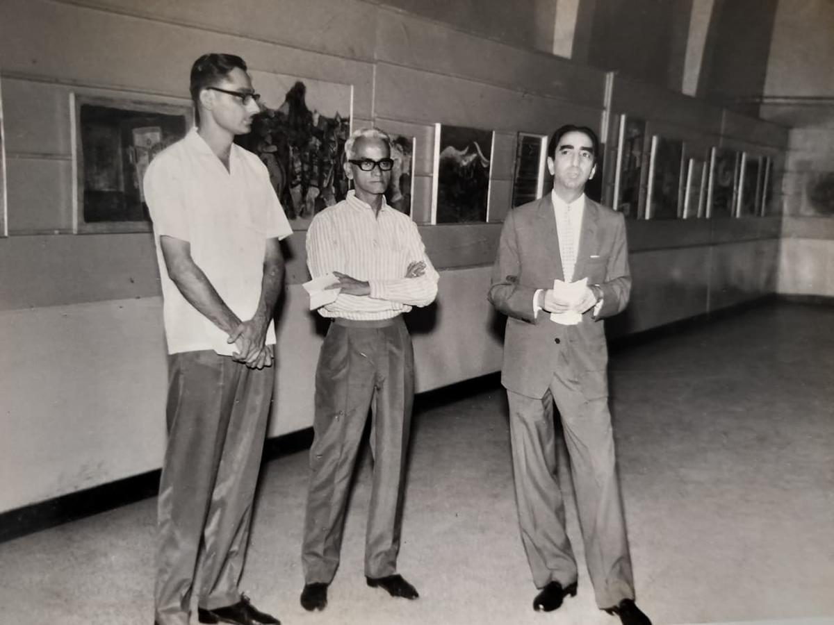 Soli Daruwala con Homi Bhabha Jamshed e l'artista palsikar