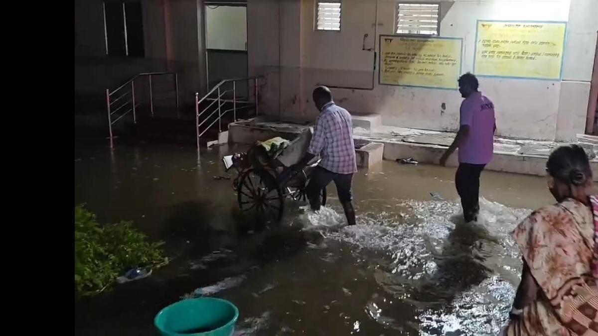 Patients shifted as rainwater inundates Rasipuram Government Hospital