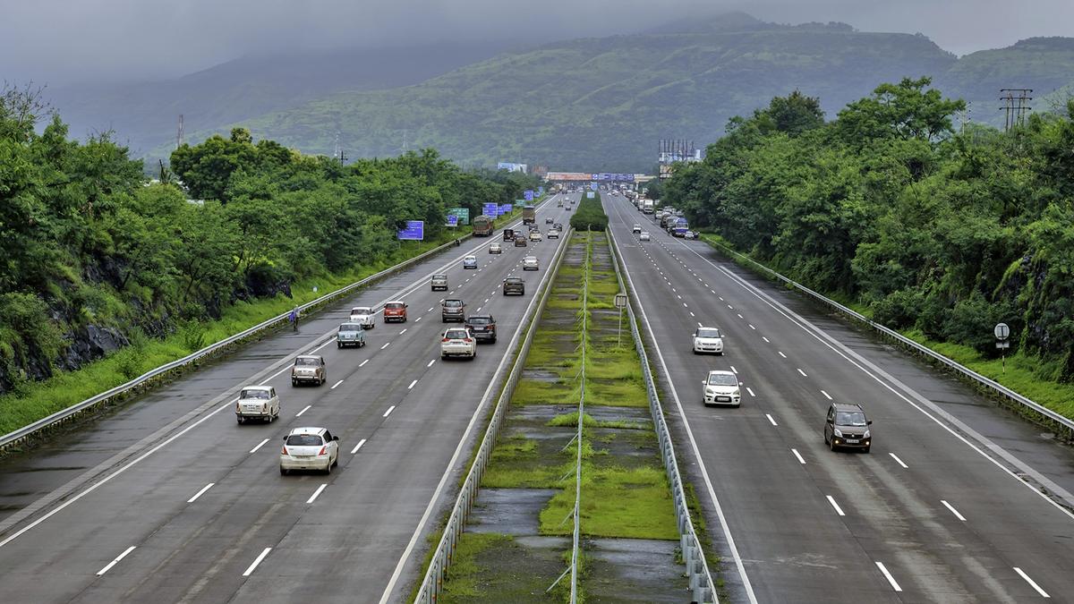 Five dead after bus collides with tractor on Mumbai-Pune Expressway