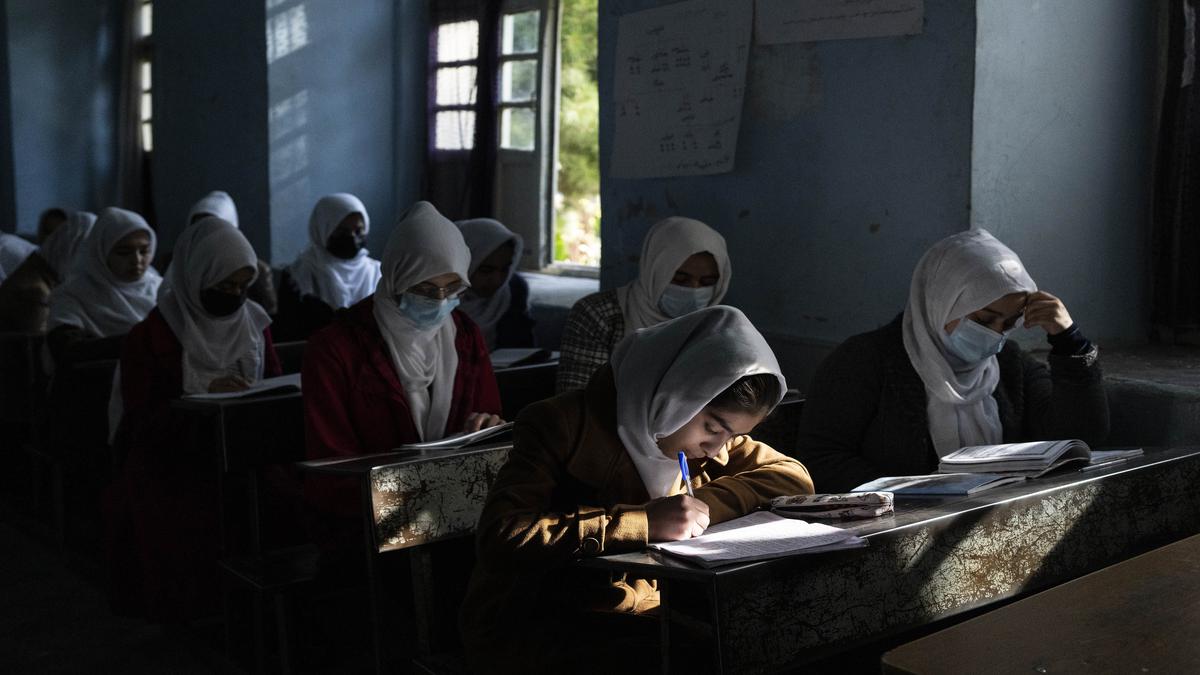 Afghanistan | Taliban close girls schools that had briefly opened