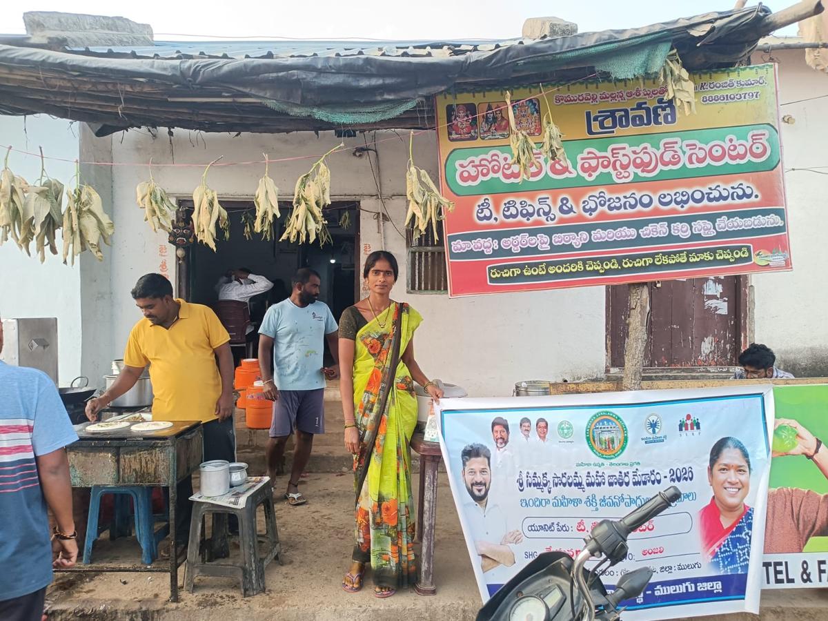 Um membro do SHG montou um centro de tiffin em Medaram. Crédito da foto: Arranjo especial Um membro do SHG montou um centro de tiffin em Medaram. Crédito da foto: Arranjo especial