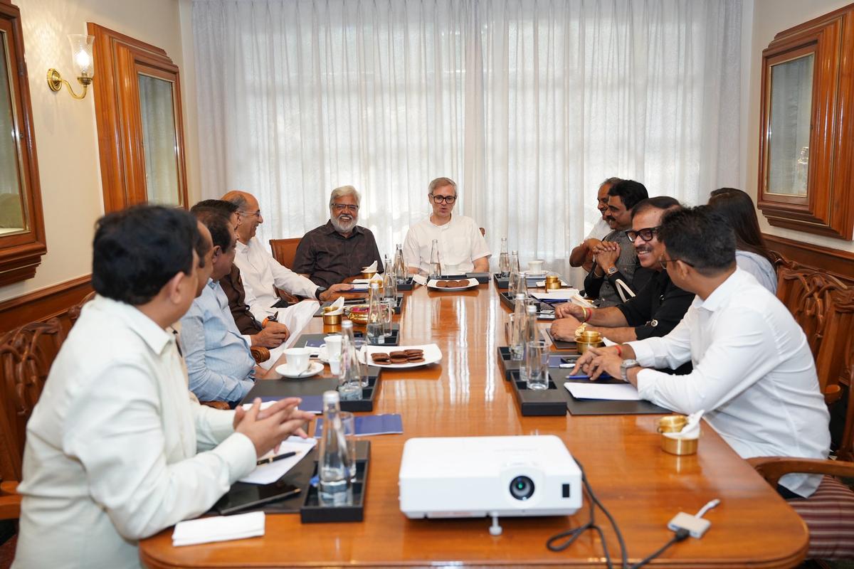 thehindu.com - Peerzada Ashiq - J&K CM Omar Abdullah pitches Kashmir as ideal shooting destination to South Indian filmmakers