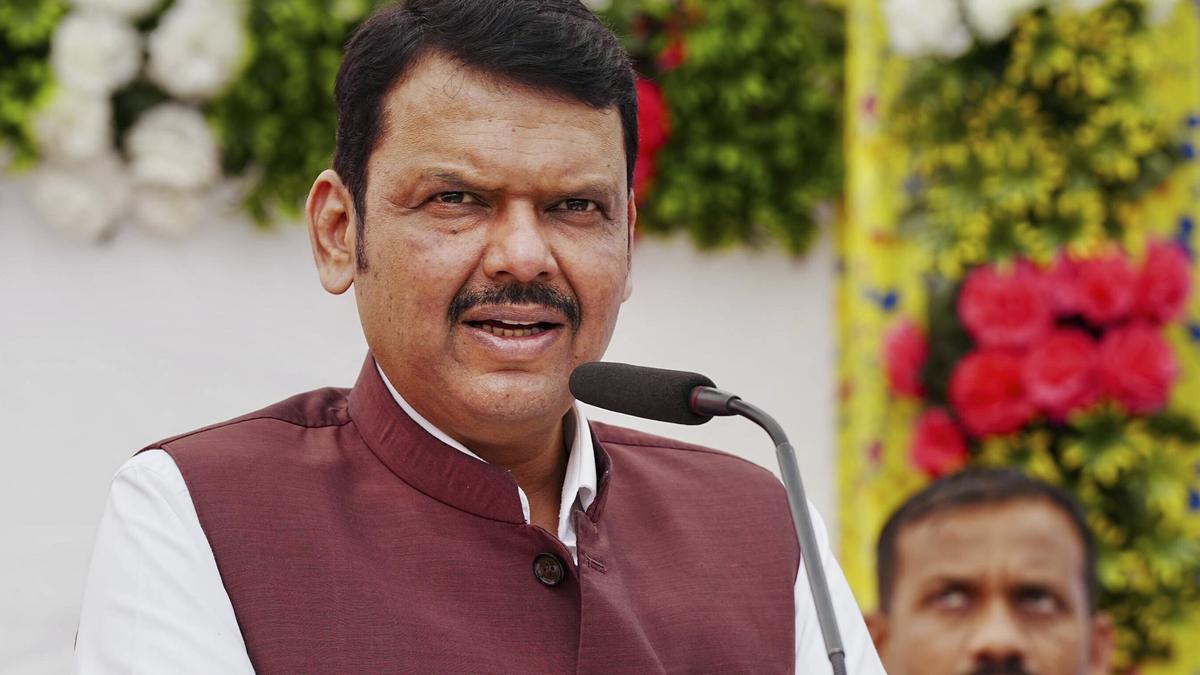 Fadnavis says no to guard of honour, bouquets during district visits