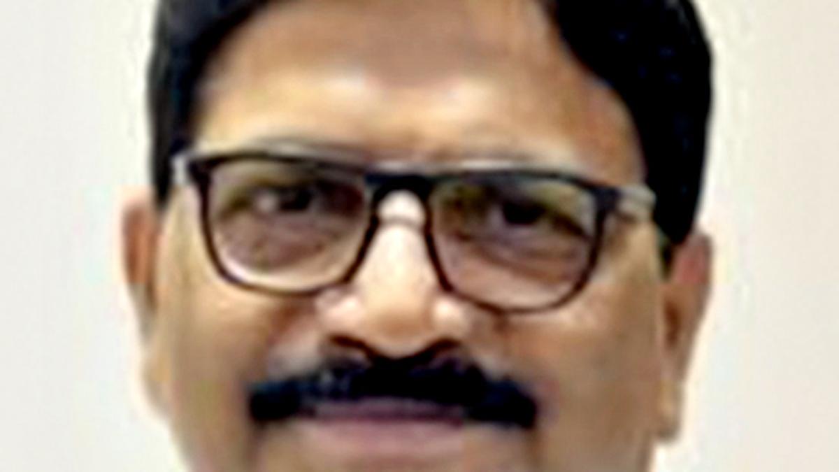 Bombay HC issues summons to newly elected Shiv Sena MP Ravindra Waikar on election plea filed by Amol Kirtikar    