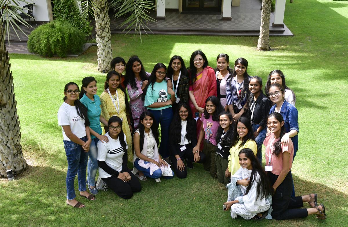 Vrij en pittig The KARM Trust fellows met hun mentor Radhika Bharat Ram in New Delhi Foto: RV Moorthy / The Hindu