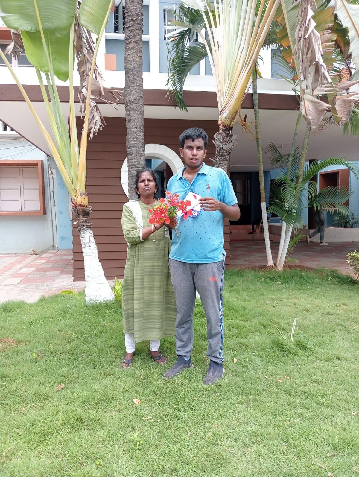 Saravanan with his mother S. Kamala 