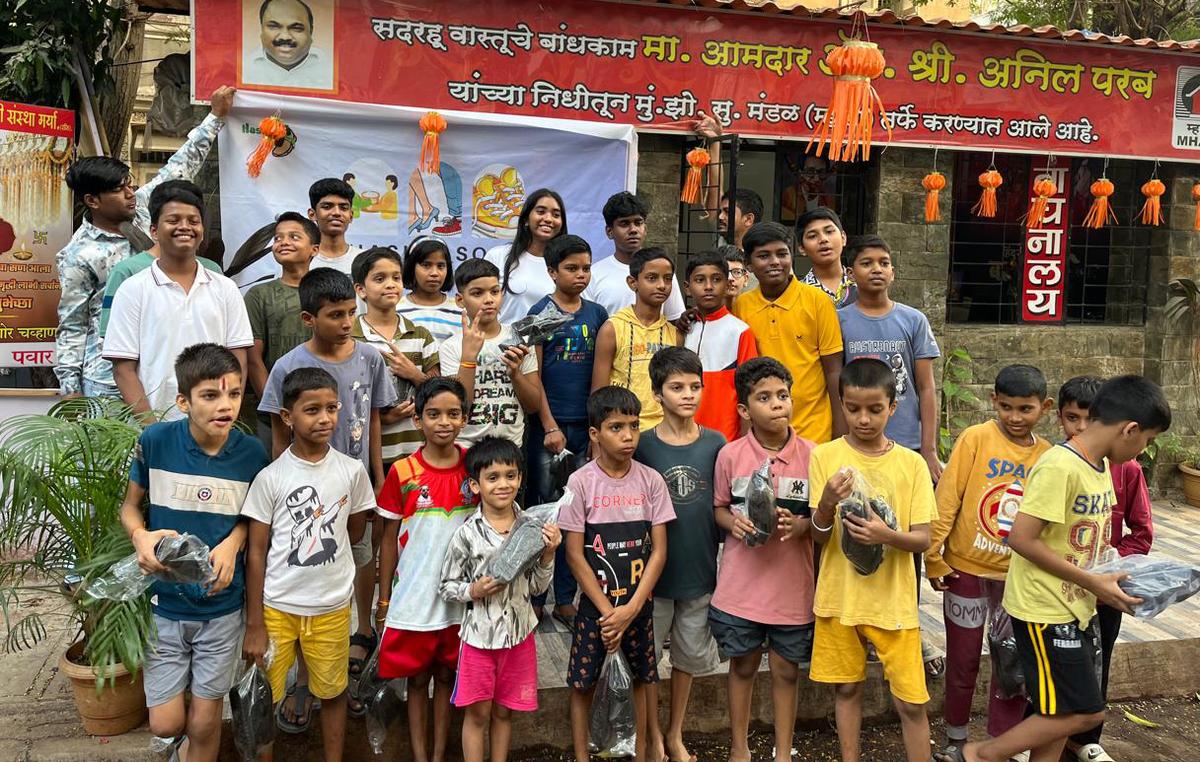 Vedika Balachandar and Ameya Uchil with children from Dharavi slum in Mumbai. Vedika Balachandar and Ameya Uchil with children from Dharavi slum in Mumbai.
