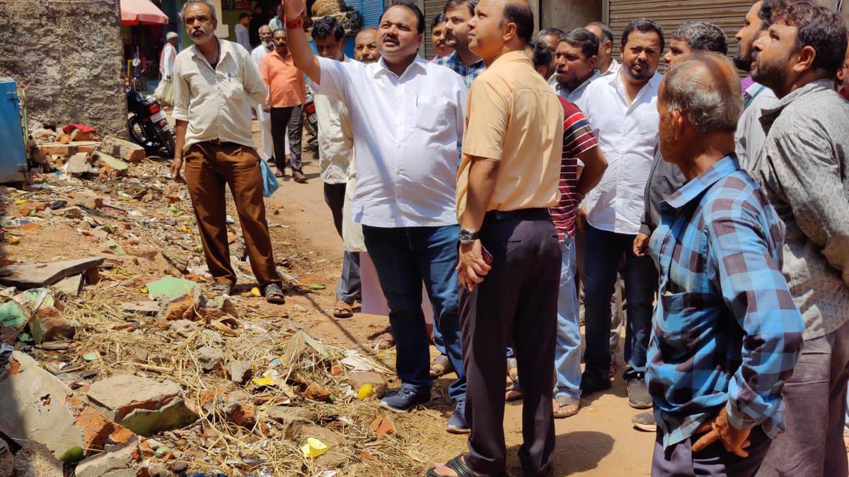 Mayor inspects Dharwad Super Market, asks officials to get opinion from experts on safety of building