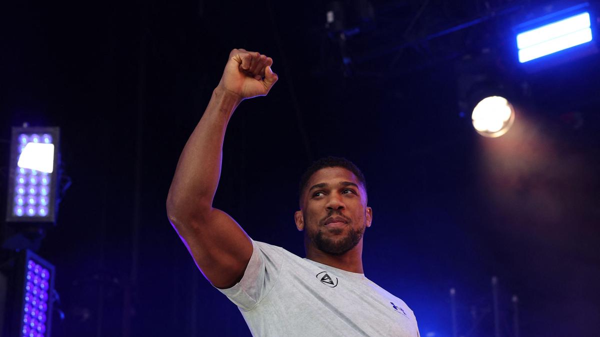 Pihak berwenang Nigeria mengatakan petinju Inggris Anthony Joshua keluar dari rumah sakit setelah kecelakaan di jalan raya