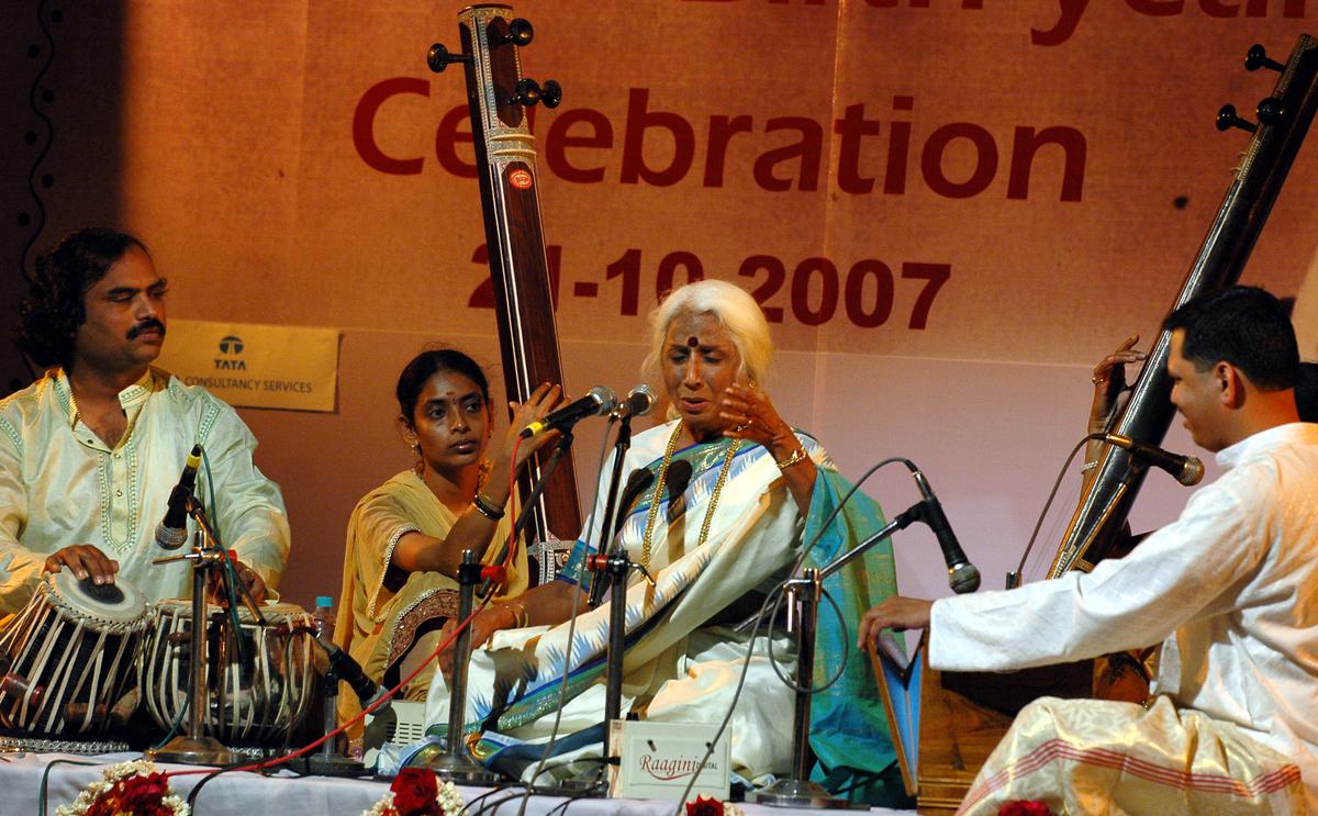 Prabha Atre performing at an event organised to celebrate her 75th birthday at Bharatiya Vidya Bhavan in Chennai in 2007.