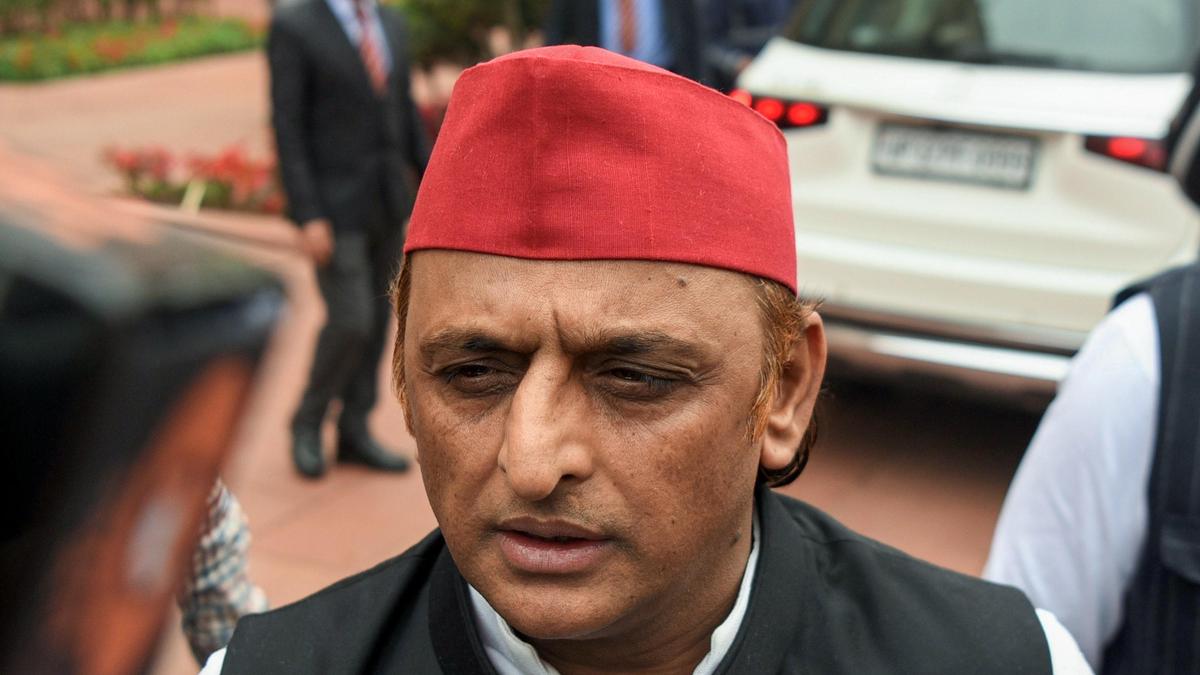 BJP MLA confronts U.P. Minister over delayed water projects in Mahoba, video went viral BJP MLA confronts U.P. Minister over delayed water projects in Mahoba, video went viral