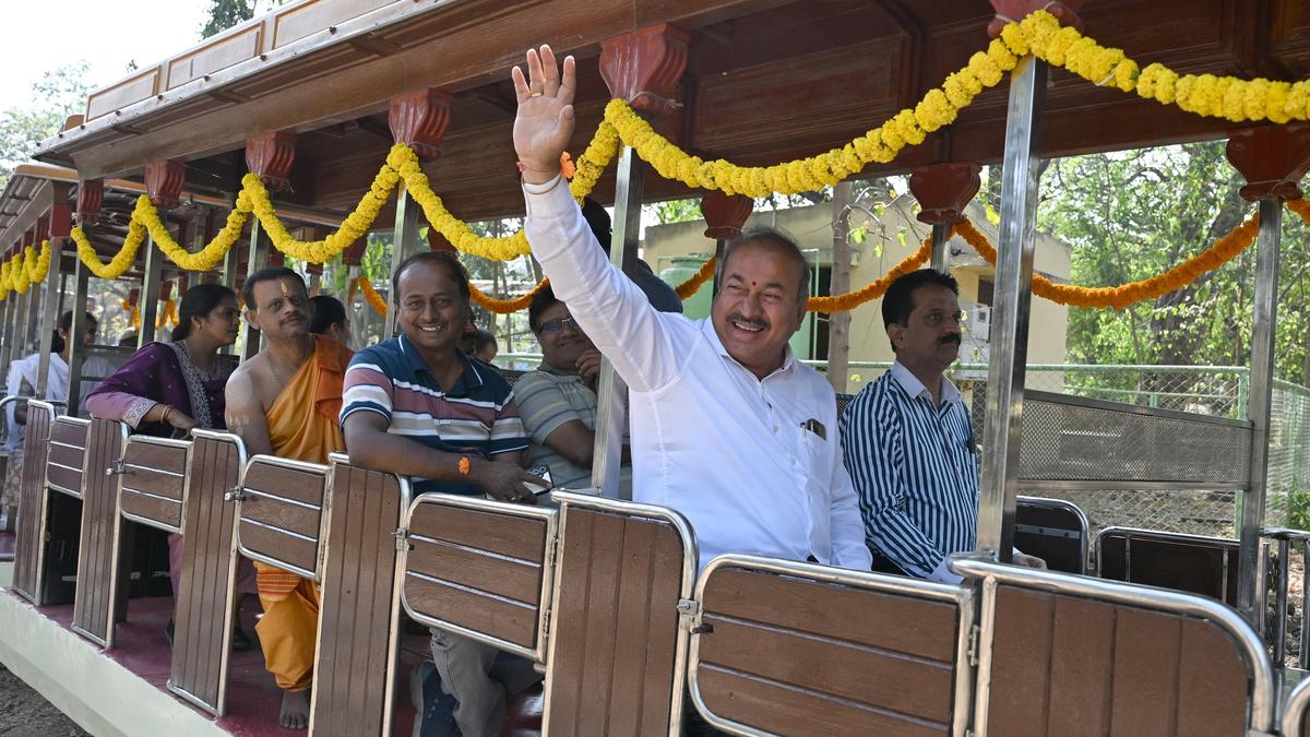 Mahatma Gandhi Park in Shivamogga gets new attractions, MLA, officers visit to review development works