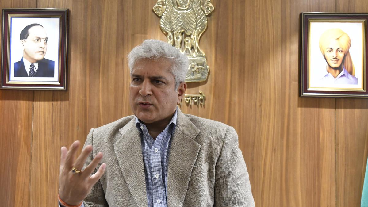 Mohalla buses to start in new year: Gahlot