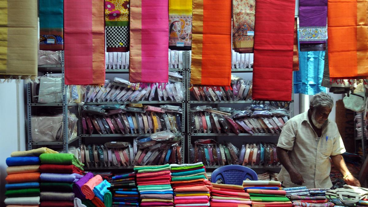 Karnataka government employees advised to wear khadi on first Saturdays of  every month - The Hindu