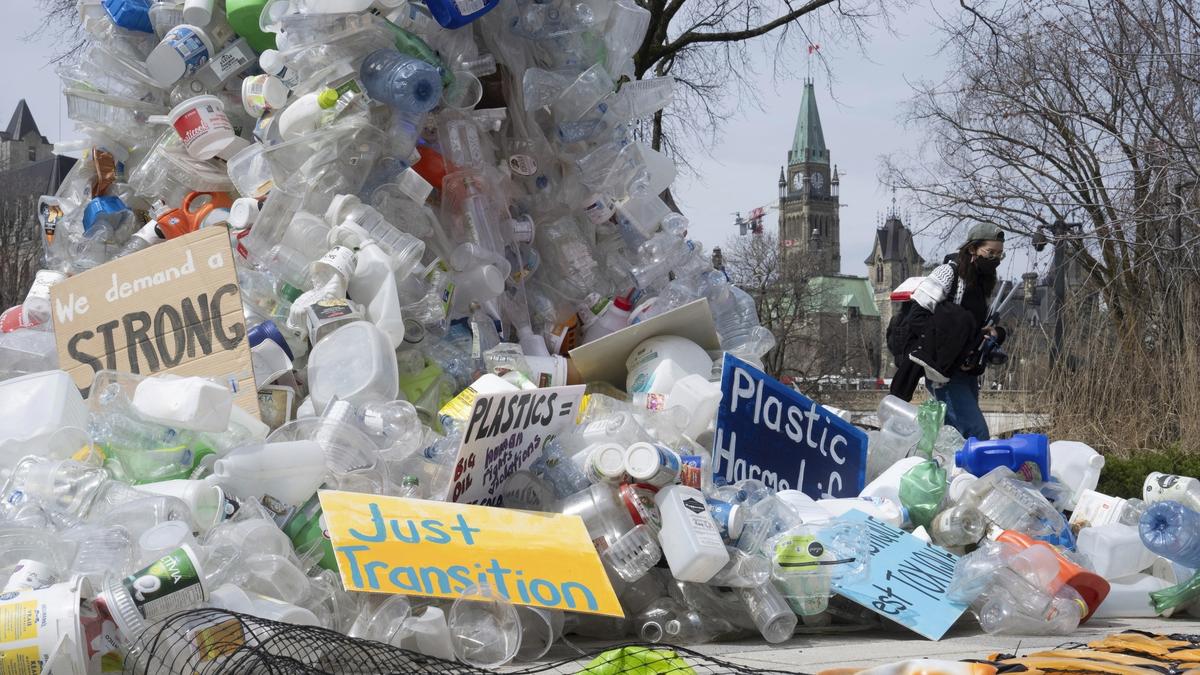 Experts meet as final global plastic treaty talks near