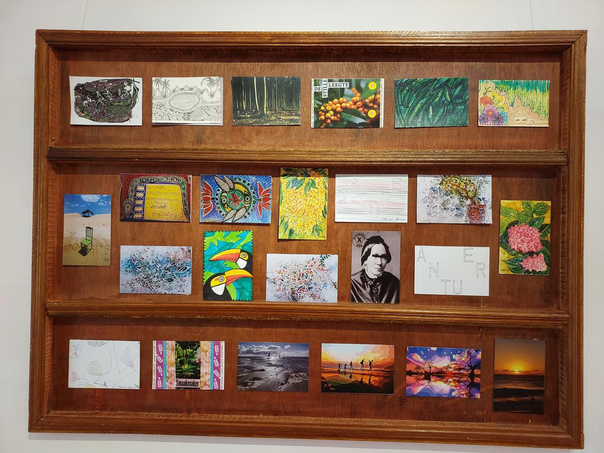 Postkaarten tentoongesteld in White Sanctum Art Gallery