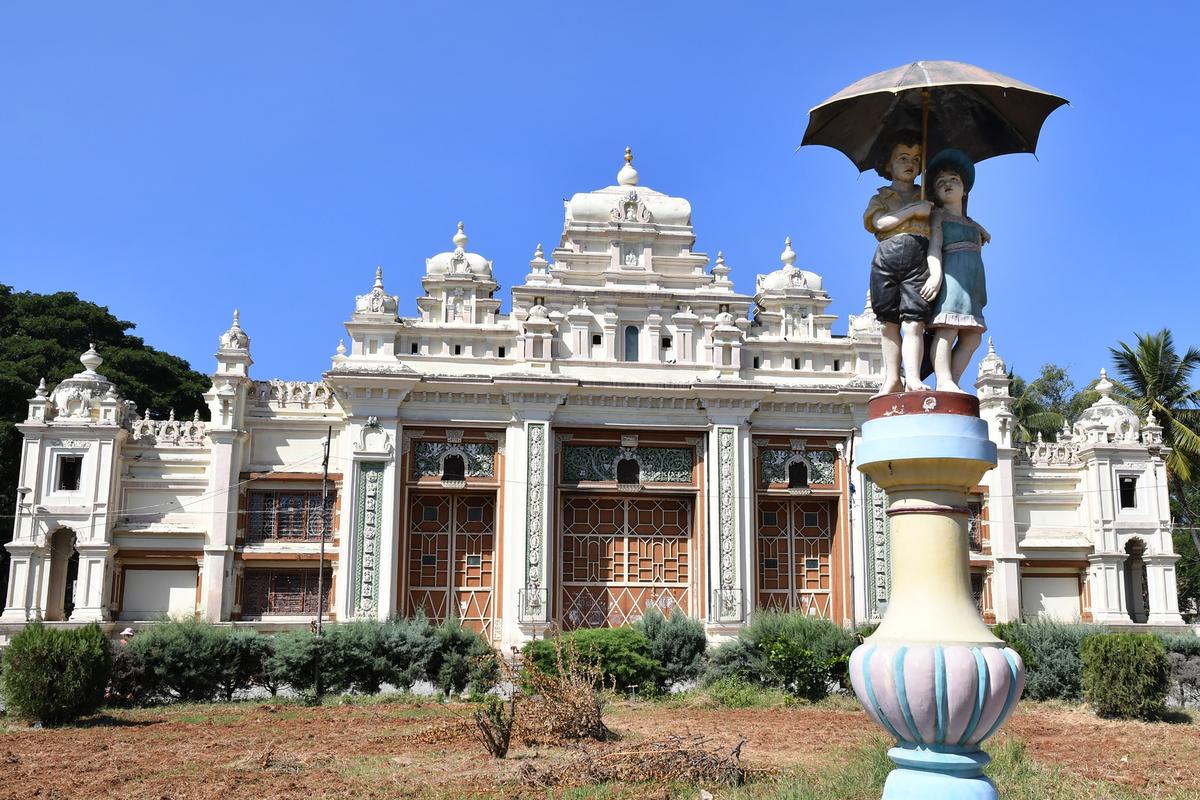 Jaganmohan Palace in Mysuru houses the Jayachamarajendra Art Gallery.