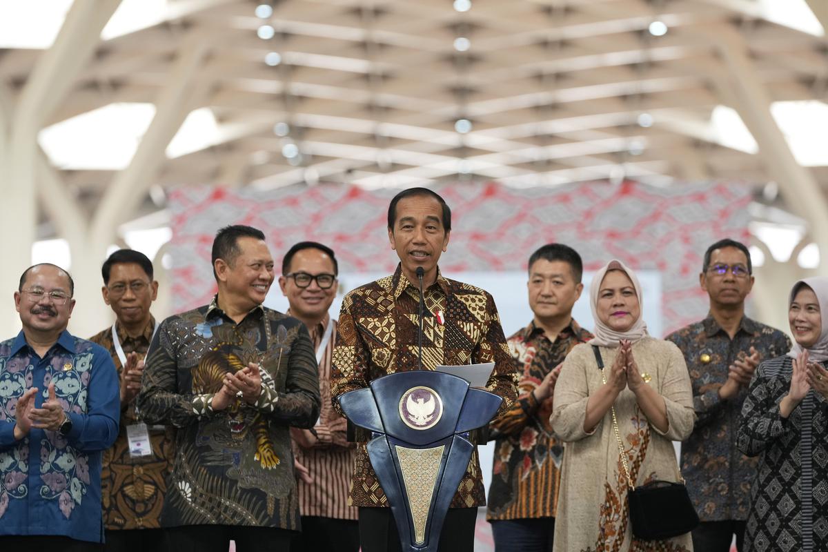 Indonesian President Joko widodo, center, delivers his speech during the opening ceremony for launching Southeast Asia’s first high-speed railway at Halim station in Jakarta, Indonesia, on October 2, 2023. 