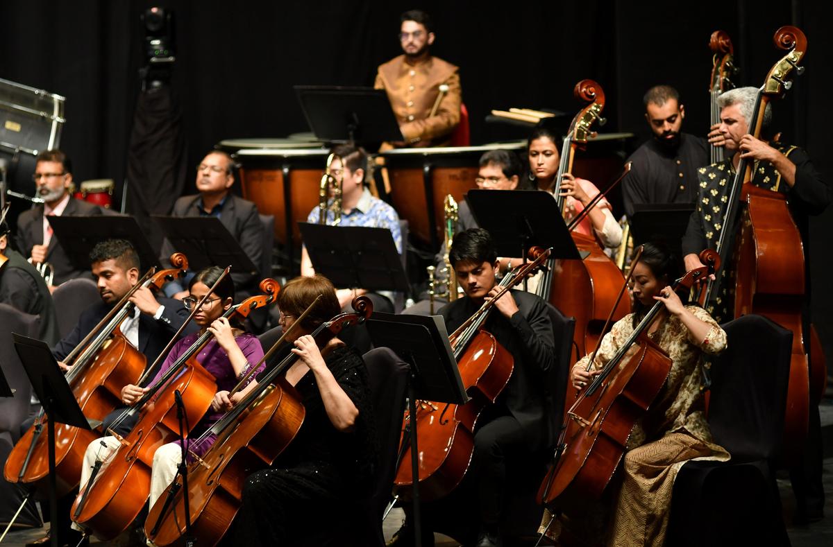   चेन्नई में पिछले गायन में दक्षिण एशियाई सिम्फनी ऑर्केस्ट्रा।