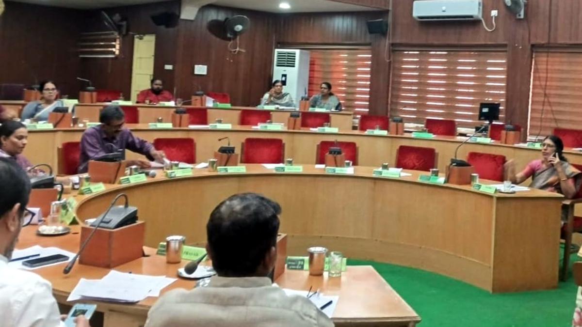 Thrissur Corporation Opposition leader seeks Saji Cherian’s apology over his remark on smoking