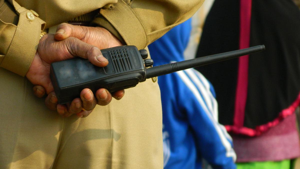 Police constable attacked by unidentified people in Bijapur