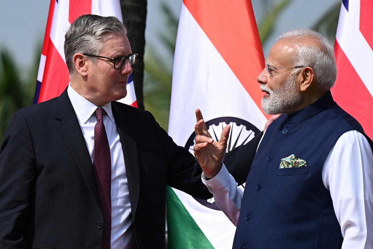 Keir Starmer é recebido por Narendra Modi em Mumbai
