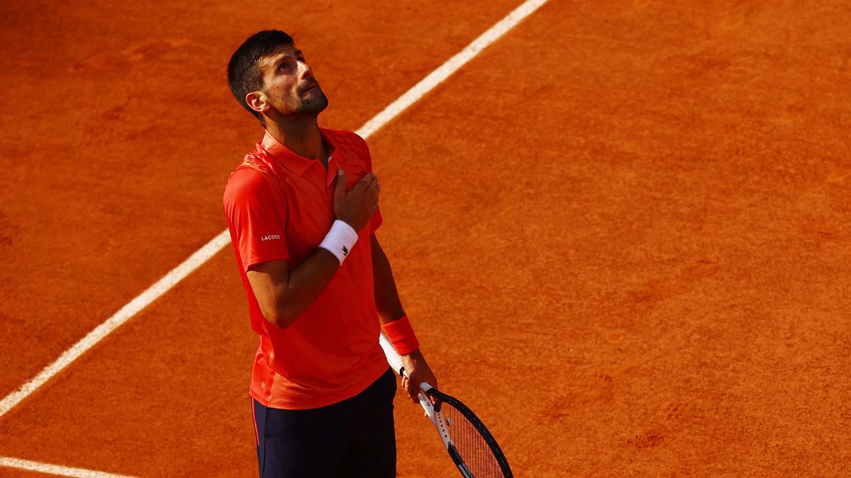 Djokovic bat Alcaraz malade pour réserver la dernière place de Roland-Garros