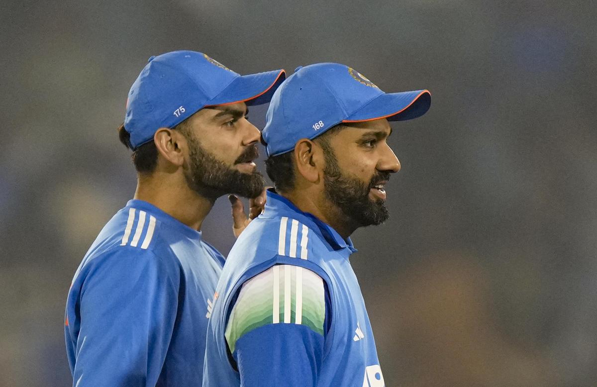 Imagen de archivo de Rohit Sharma y Virat Kohli después del segundo partido de cricket ODI contra Sudáfrica, en Raipur.