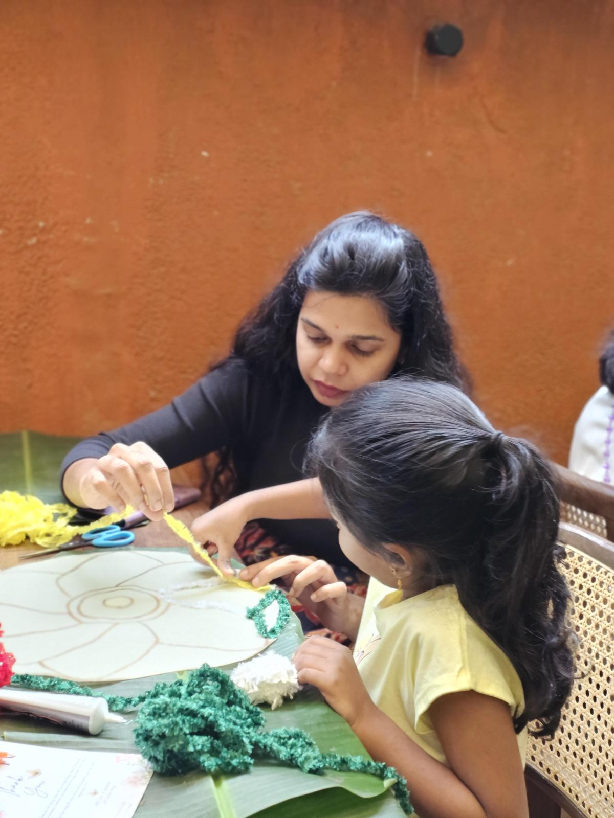 Una ragazza intenta a realizzare opere d'arte all'evento di Art Social Vizag a Visakhapatnam.