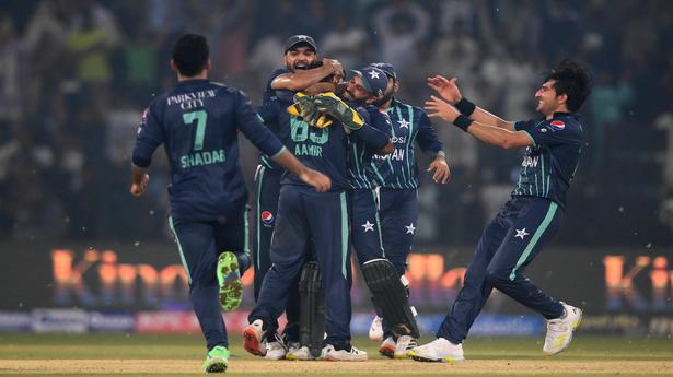 Pak vs Eng 5th T20 | Pakistan win by 6 runs to take 3-2 series lead