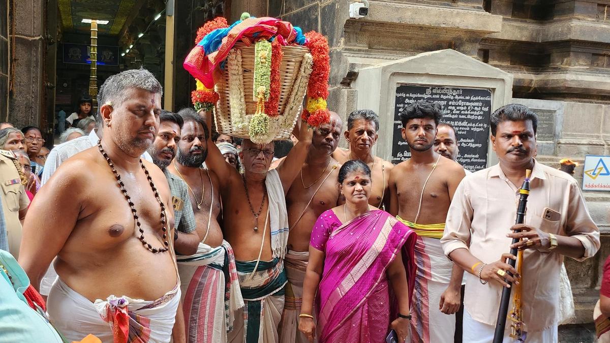 Andal’s garland, vastram sent for Lord Kallazhagar