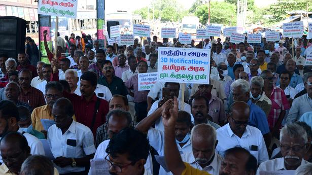 Residents stage protest over delay in building service road along Tiruchi-Thanjavur Highway&nbsp;