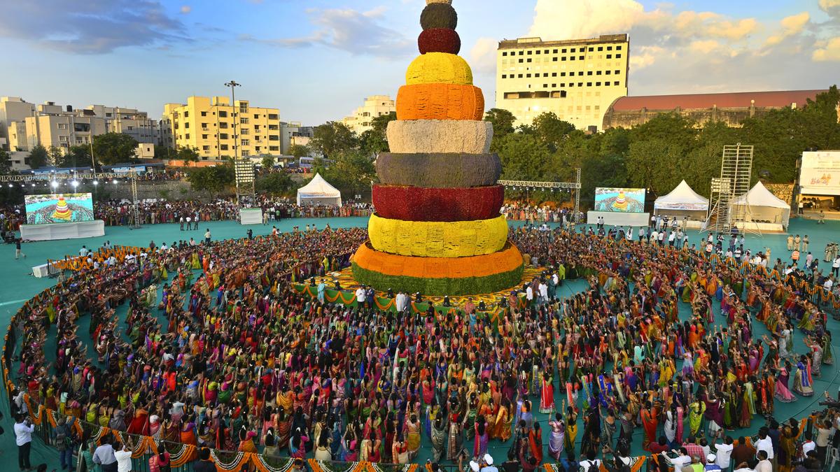https://th-i.thgim.com/public/incoming/fi6e7p/article70110186.ece/alternates/LANDSCAPE_1200/29092025_Bathukamma%20flower%20festival%2004.jpg