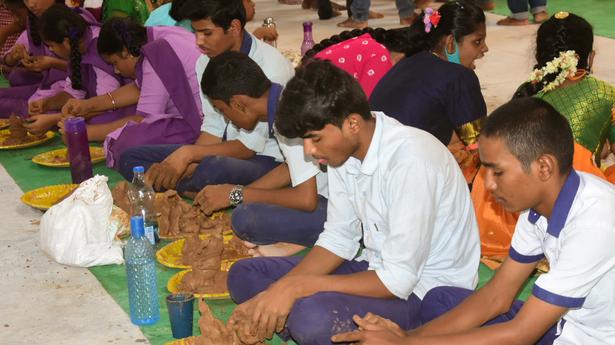 Students take part in clay idol-making competition