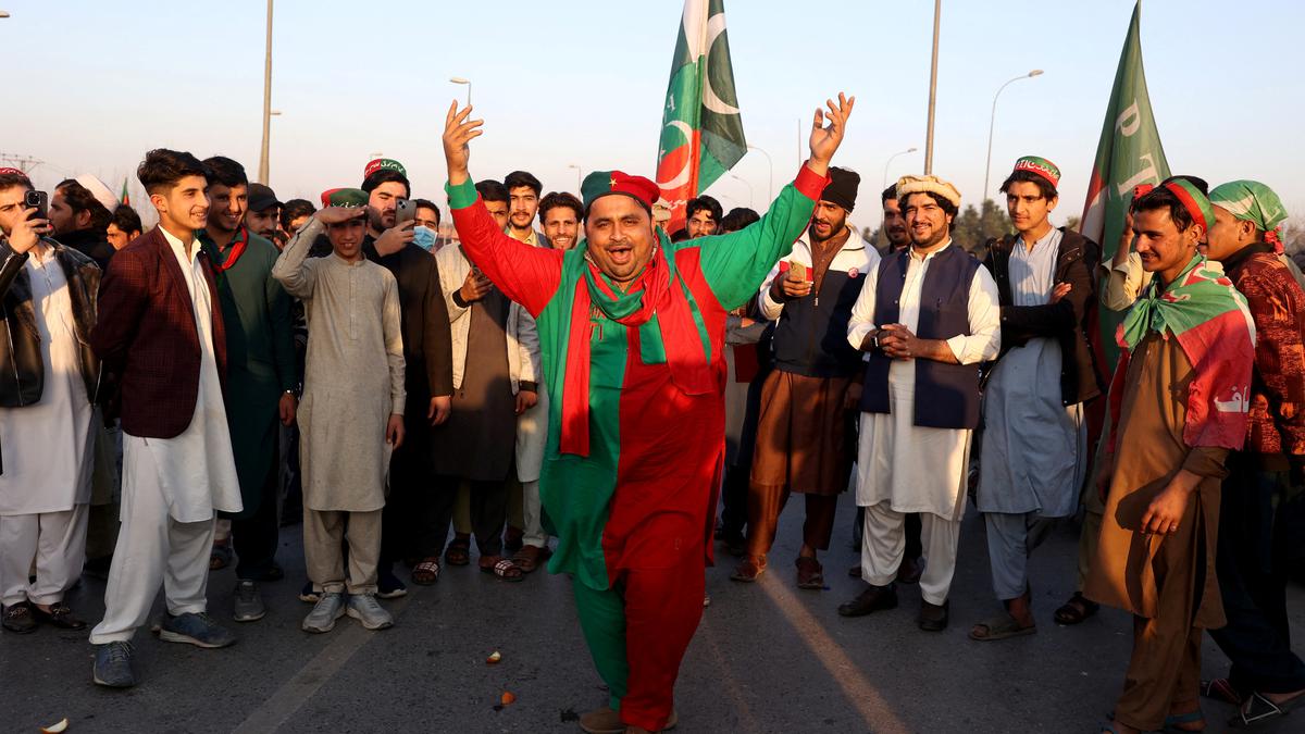 Pakistan police threaten crackdown after Khan party calls protests