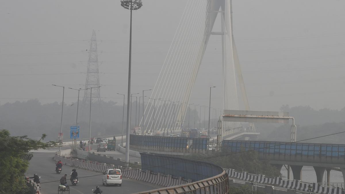 Delhi Air Pollution: No relief from high pollution levels in city, AQI dips to very poor category