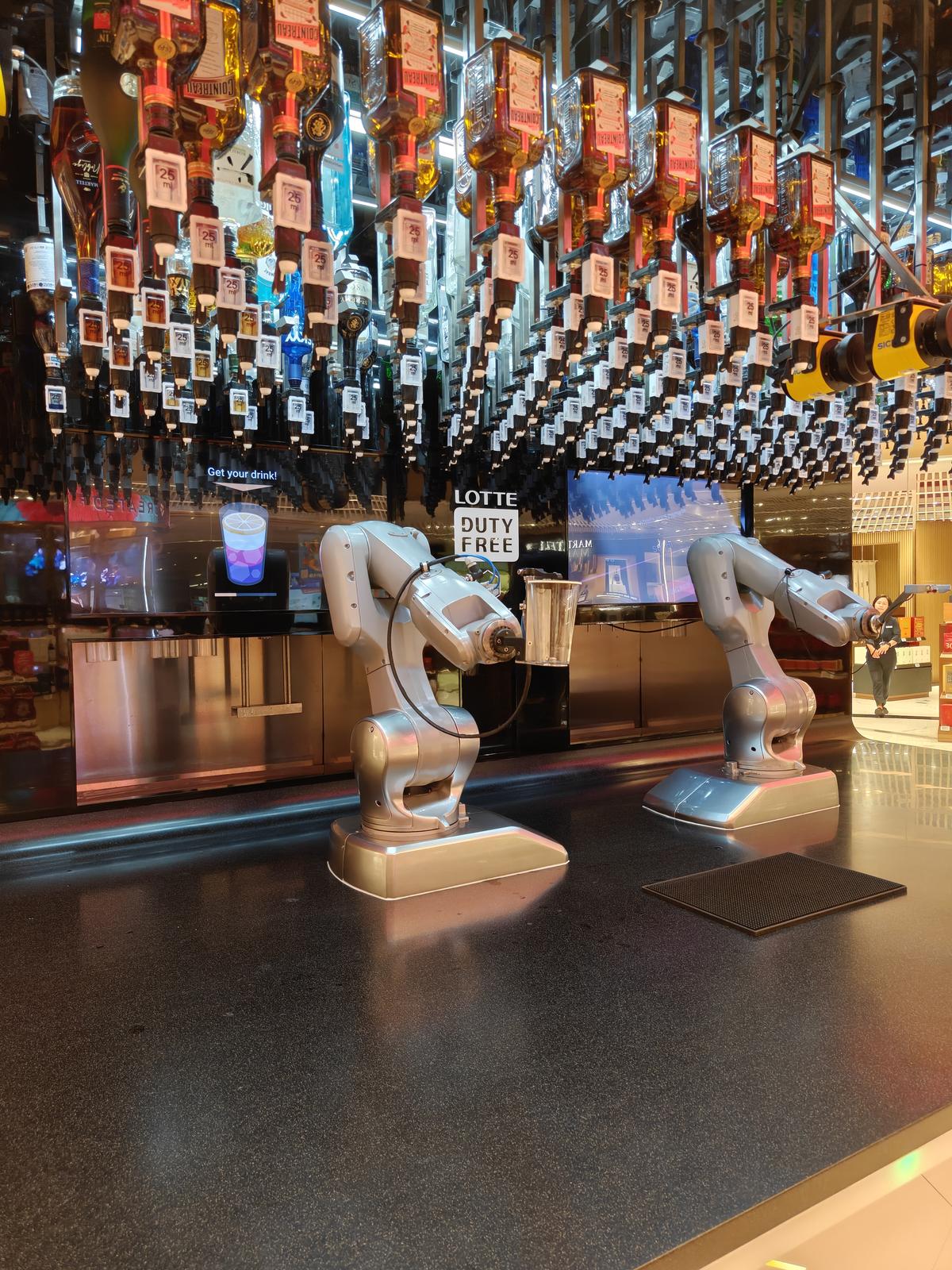 At the Lotte Duty Free in Changi Airport Terminals 1 to 3, Toni the robotic AI bartender makes you a cocktail of choice for free At the Lotte Duty Free in Changi Airport Terminals 1 to 3, Toni the robotic AI bartender makes you a cocktail of choice for free