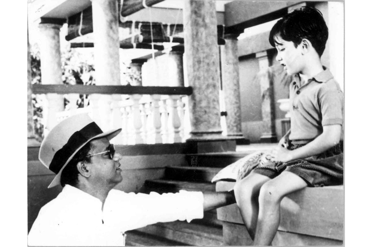 Six-year-old Kamal Hassan with Bhim Singh during the shooting of Kalathur Kannamma 