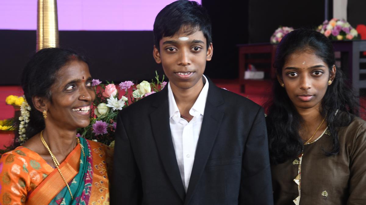 Praggnanandhaa with sister Vaishali and mother